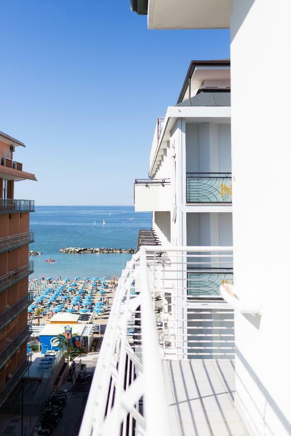 Hotel Universal Cattolica Esterno foto